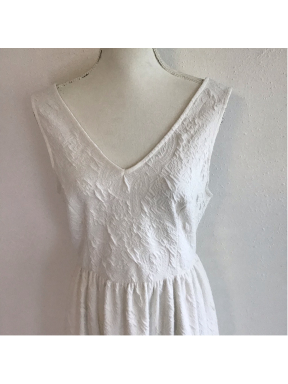 Everly Women Elegant Summer Fun White Textured V-Neck Mini Dress Size L - Picture 4 of 11